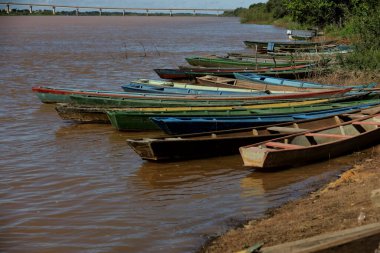 Carinhanha, Bahia, Brezilya - 13 Nisan 2024: Balıkçıların kanoları Carinhanha şehrindeki Sao Francisco Nehri 'nin kıyısında sıkıştı..