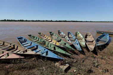 Carinhanha, Bahia, Brezilya - 13 Nisan 2024: Balıkçıların kanoları Carinhanha şehrindeki Sao Francisco Nehri 'nin kıyısında sıkıştı..