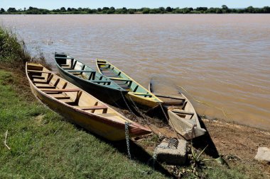 Carinhanha, Bahia, Brezilya - 13 Nisan 2024: Balıkçıların kanoları Carinhanha şehrindeki Sao Francisco Nehri 'nin kıyısında sıkıştı..