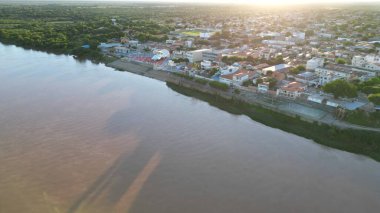 Carinhanha, Bahia, Brezilya - 13 Nisan 2024: Carinhanha şehrindeki Sao Francisco Nehri 'nin havadan görünüşü.