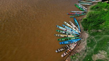 Carinhanha, Bahia, Brezilya - 13 Nisan 2024: Balıkçıların kanoları Carinhanha şehrindeki Sao Francisco Nehri 'nin kıyısında sıkıştı.
