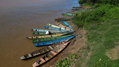 Carinhanha, Bahia, Brezilya - 13 Nisan 2024: Balıkçıların kanoları Carinhanha şehrindeki Sao Francisco Nehri 'nin kıyısında sıkıştı.