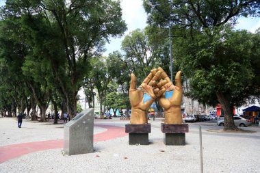 Salvador, Bahia, Brezilya - 17 Mart 2024: Salvador 'daki Mareşal Deodoro Meydanı' nda el heykeli manzarası.