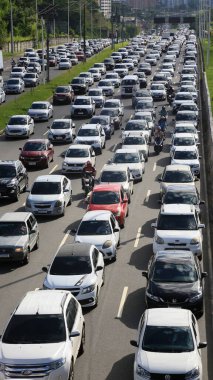 Salvador, Bahia, Brezilya - 29 Şubat 2024: Salvador şehrindeki trafik trafiği.