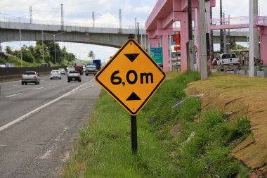 Salvador, Bahia, Brezilya - 19 Mart 2024: trafik salvador, Bahia, Brezilya - 19 Mart 2024: trafik işaretleri Federal otoyol BR 324 'de 6 metre yükseklik limitini gösteriyor.