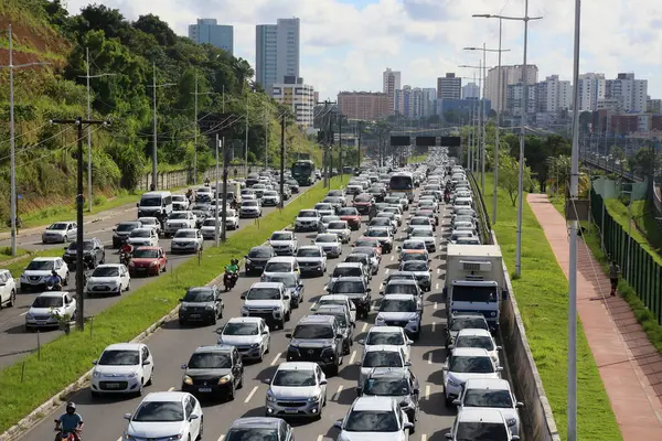 Salvador, Bahia, Brezilya - 29 Şubat 2024: Salvador şehrindeki trafik trafiği.