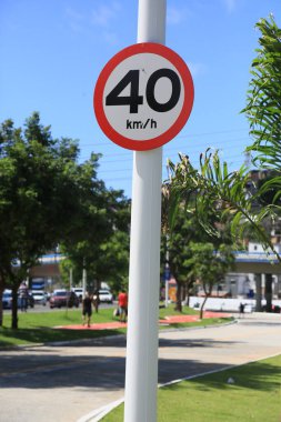 Salvador, Bahia, Brezilya 2 Mayıs 2024: trafik işaretleri Salvador şehrindeki yollarda saatte 40 kilometre hız sınırı olduğunu gösteriyor..