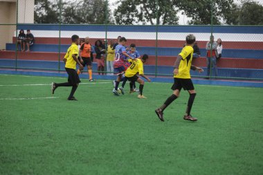 Bonito, bahia, brezil- 28 Nisan 2024: Bonito şehrinde sentetik çim bulunan bir futbol sahasında bayan sporcular görülüyor..