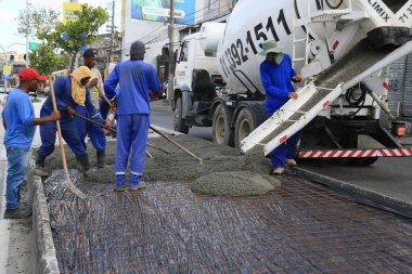 Salvador, Bahia, Brezilya - 9 Mayıs 2024: işçiler Salvador 'un yol sistemine beton karıştırıcı dökerken görüldü