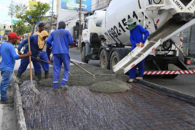 Salvador, Bahia, Brezilya - 9 Mayıs 2024: işçiler Salvador 'un yol sistemine beton karıştırıcı dökerken görüldü