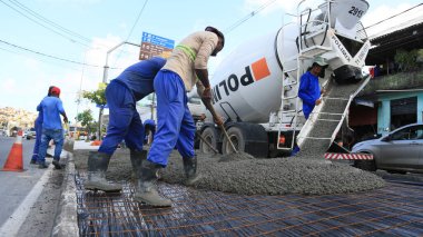 Salvador, Bahia, Brezilya - 9 Mayıs 2024: işçiler Salvador 'un yol sistemine beton karıştırıcı dökerken görüldü