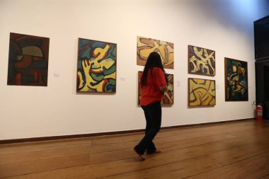 Salvador, Bahia, Brezilya - 29 Ağustos 2023: İnsanlar Salvador kentindeki MAM Modern Sanat Müzesi 'nde sergilenen sanat eserlerini ziyaret ederken görülüyor.