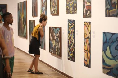 Salvador, Bahia, Brezilya - 29 Ağustos 2023: İnsanlar Salvador kentindeki MAM Modern Sanat Müzesi 'nde sergilenen sanat eserlerini ziyaret ederken görülüyor.