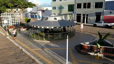 Morro do Chepeu, Bahia, Brezilya - 27 Nisan 2024: Morro do Chapeu şehrindeki bir sokakta uçan daire sergilendi..
