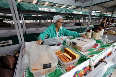 Bonito, Bahia, Brezilya - 28 Nisan 2024: Bonito şehrinde açık hava pazarında yiyecek satışı.