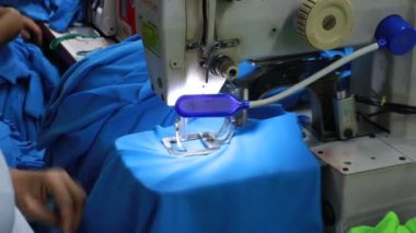 Salvador, Bahia, Brezilya - 7 Haziran 2024: Salvador şehrinde bir tekstil fabrikasında çalışan terzi.