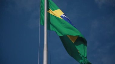 Salvador, Bahia, Brezilya - 20 Temmuz 2021: Brezilya bayrağı Salvador 'da bir bayrak direğinde görülüyor.