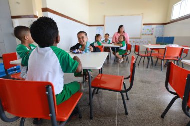 Lencois, Bahia, Brezilya - 1 Haziran 2024: Lencois kentindeki bir halk yuvasında çocuklar görülüyor..