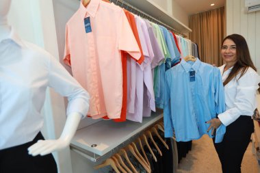 Salvador, Bahia, Brezilya - 7 Haziran 2024: Salvador şehrinde bir dikiş fabrikasının yanındaki giyim mağazası.