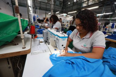 Salvador, Bahia, Brezilya - 7 Haziran 2024: Salvador şehrinde bir tekstil fabrikasında çalışan terzi.