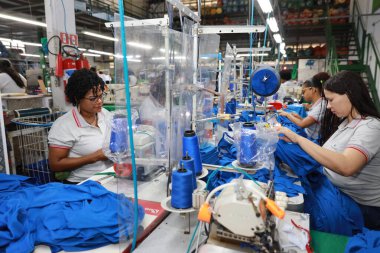 Salvador, Bahia, Brezilya - 7 Haziran 2024: Salvador şehrinde bir tekstil fabrikasında çalışan terzi.