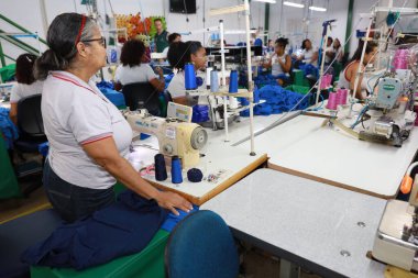 Salvador, Bahia, Brezilya - 7 Haziran 2024: Salvador şehrinde bir tekstil fabrikasında çalışan terzi.