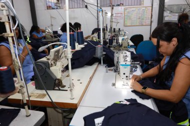 Salvador, Bahia, Brezilya - 7 Haziran 2024: Salvador şehrinde bir tekstil fabrikasında çalışan terzi.