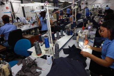 Salvador, Bahia, Brezilya - 7 Haziran 2024: Salvador şehrinde bir tekstil fabrikasında çalışan terzi.