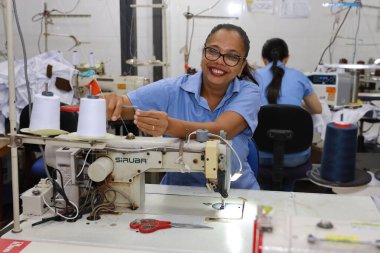 Salvador, Bahia, Brezilya - 7 Haziran 2024: Salvador şehrinde bir tekstil fabrikasında çalışan terzi.