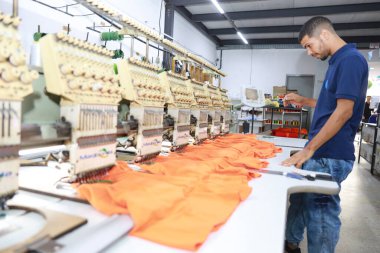 Salvador, Bahia, Brezilya - 7 Haziran 2024: Salvador şehrinde bir tekstil fabrikasında çalışan terzi.