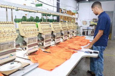 Salvador, Bahia, Brezilya - 7 Haziran 2024: Salvador şehrinde bir tekstil fabrikasında çalışan terzi.