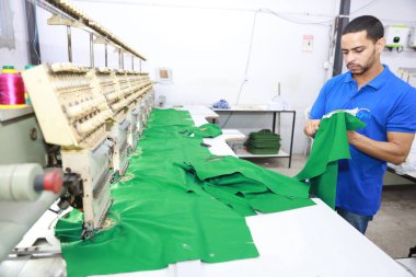 Salvador, Bahia, Brezilya - 7 Haziran 2024: Salvador şehrinde bir tekstil fabrikasında çalışan terzi.