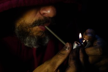 Salvador, Bahia, Brezilya - 10 Ekim 2022: Crock kullanıcısı Salvador şehrinde metal bir boruyla uyuşturucu içiyor.