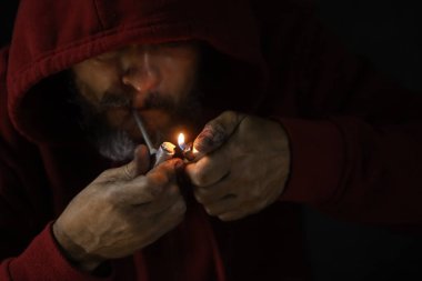 Salvador, Bahia, Brezilya - 10 Ekim 2022: Crock kullanıcısı Salvador şehrinde metal bir boruyla uyuşturucu içiyor.