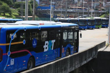 Salvador, Bahia, Brezilya - outobro 24, 2022: Salvador 'daki BRT taşıma sisteminin otobüsü.