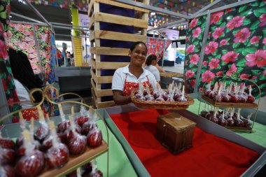 Salvador, Bahia, Brezilya - 28 Mayıs 2024: Salvador şehrindeki Sao Joao kutlamaları sırasında barlarda satılık aşk elması.