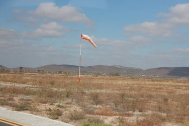 Monte santo, bahia, brezil- 31 Ekim 2023: Bahia 'daki bir havaalanında görülen rüzgar yönünü ölçmek için rüzgârlı bir alet..