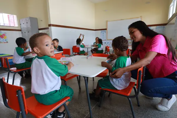 Lencois, Bahia, Brezilya - 1 Haziran 2024: Lencois kentindeki bir halk yuvasında çocuklar görülüyor..