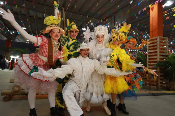 Salvador, Bahia, Brezilya - 28 Mayıs 2024: Haziran Çetesi, Salvador 'daki Sao Joao kutlamaları sırasında gösteri yapıyor..