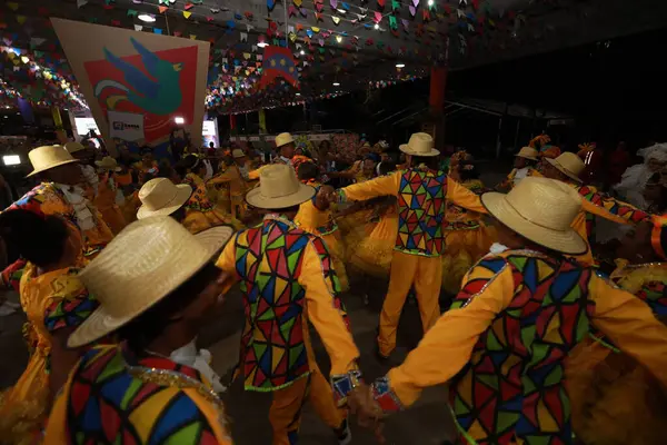 Salvador, Bahia, Brezilya - 28 Mayıs 2024: Haziran Çetesi, Salvador 'daki Sao Joao kutlamaları sırasında gösteri yapıyor..