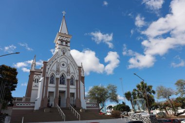jequie, bahia, brezil- 9 Kasım 2023: Güneybatı Bahia 'daki Jequie şehrindeki Aziz Antonio de Padua Katedrali' nin manzarası.