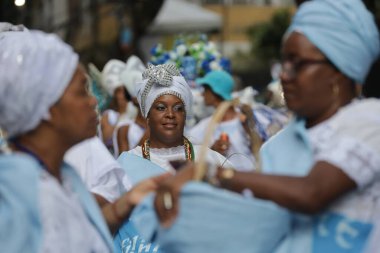 Salvador, Bahia, Brezilya - 10 Şubat 2024: Salvador 'daki karnaval sırasında Afoxer Filhos do Korin Ofano bloğu üyeleri.
