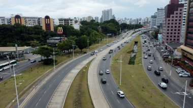 Salvador, Bahia, Brezilya - 28 Ocak 2022: Salvador 'daki Avenida Antanio Carlo Magalhaes' in BRT sistem uygulamasının görüntüsü.