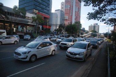 Salvador, Bahia, Brezilya - 19 Temmuz 2022: Salvador şehir merkezindeki bir caddede araç trafiği.