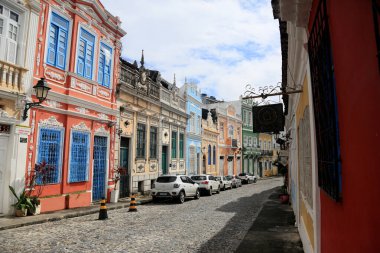 Salvador, Bahia, Brezilya - 8 Mayıs 2023: Salvador şehrinin tarihi merkezinde Santo Antonio Alem do Carmo semtindeki konutların cephe manzarası.