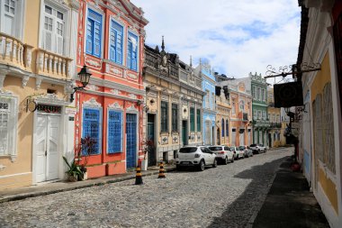 Salvador, Bahia, Brezilya - 8 Mayıs 2023: Salvador şehrinin tarihi merkezinde Santo Antonio Alem do Carmo semtindeki konutların cephe manzarası.