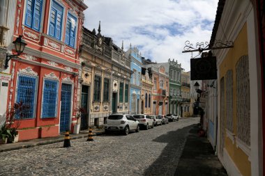 Salvador, Bahia, Brezilya - 8 Mayıs 2023: Salvador şehrinin tarihi merkezinde Santo Antonio Alem do Carmo semtindeki konutların cephe manzarası.