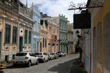 Salvador, Bahia, Brezilya - 8 Mayıs 2023: Salvador şehrinin tarihi merkezinde Santo Antonio Alem do Carmo semtindeki konutların cephe manzarası.
