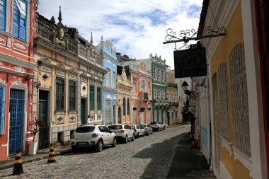 Salvador, Bahia, Brezilya - 8 Mayıs 2023: Salvador şehrinin tarihi merkezinde Santo Antonio Alem do Carmo semtindeki konutların cephe manzarası.