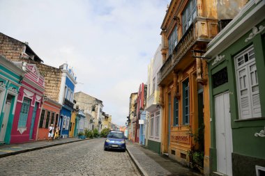 Salvador, Bahia, Brezilya - 8 Mayıs 2023: Salvador şehrinin tarihi merkezinde Santo Antonio Alem do Carmo semtindeki konutların cephe manzarası.